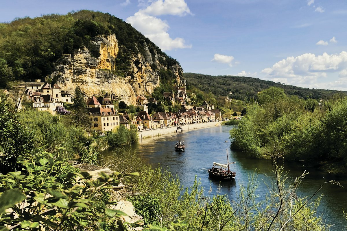 The village of La Roque-Gageac below cliffs on the Dordogne river